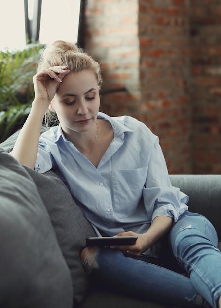 femme, utilisation, tablette numérique, ou, smartphone