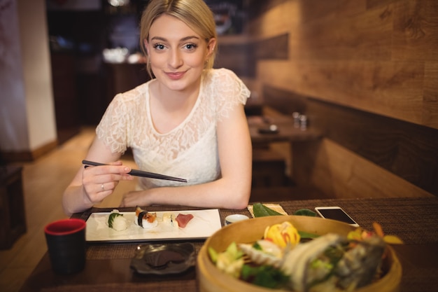 Femme, utilisation, téléphone portable, quoique, manger, sushi