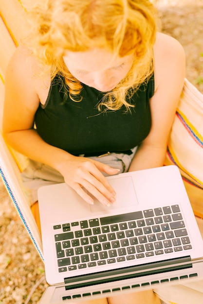 Femme, utilisation, touchpad, sur, ordinateur portable