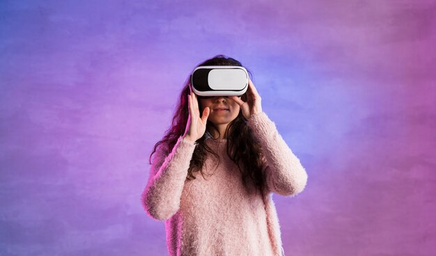 Femme, utilisation, vr, casque à écouteurs, vue frontale