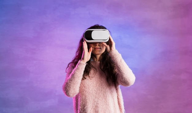 Femme, utilisation, vr, casque à écouteurs, vue frontale