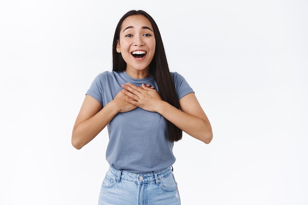 Photo gratuite une femme va s'effondrer d'excitation et d'étonnement, exprimer son affection et son admiration en voyant son acteur préféré