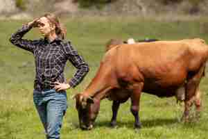 Photo gratuite femme, vache, ferme