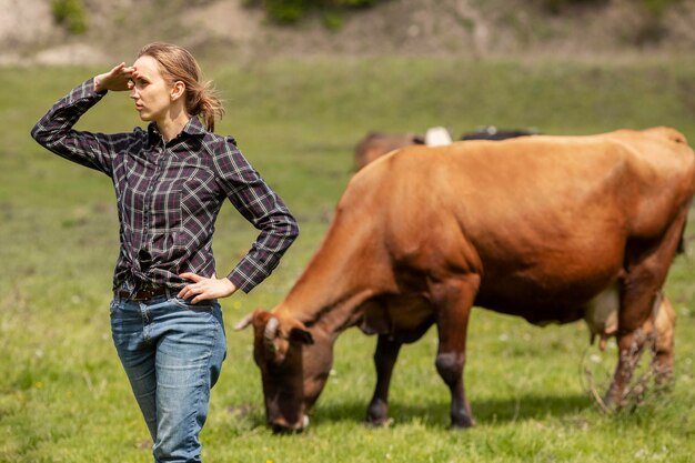 Femme, vache, ferme