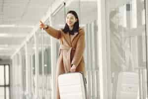 Photo gratuite femme avec valise à l'aéroport