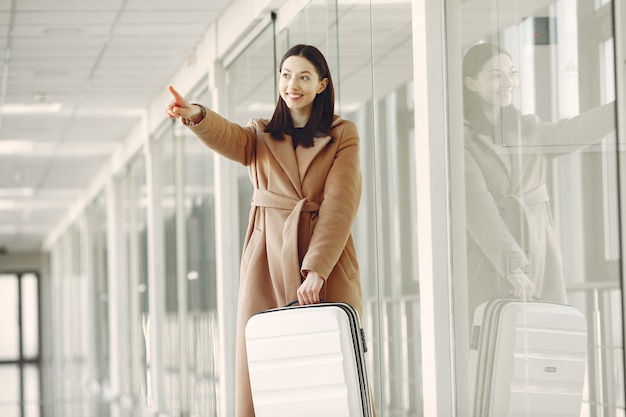 Femme avec valise à l'aéroport