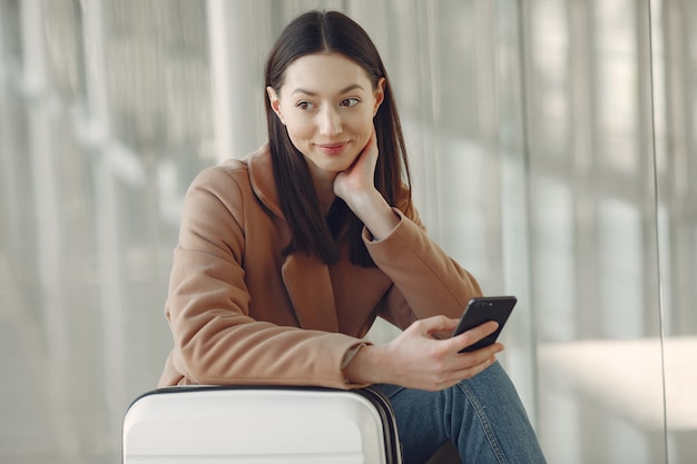 Femme avec valise à l'aéroport