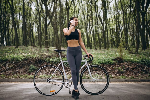 Femme avec le vélo de téléphone