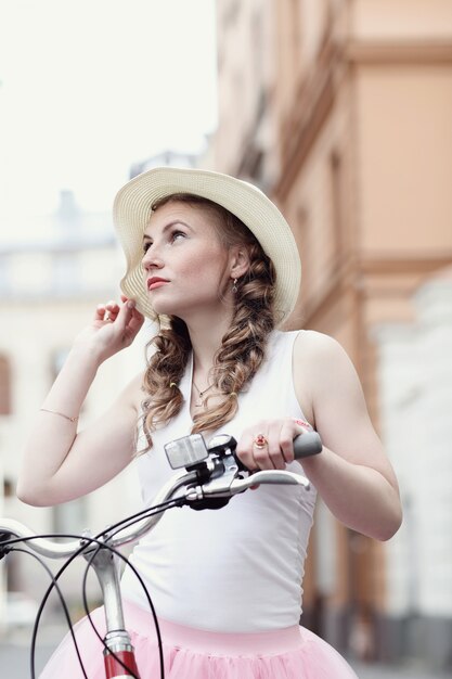 Femme à vélo