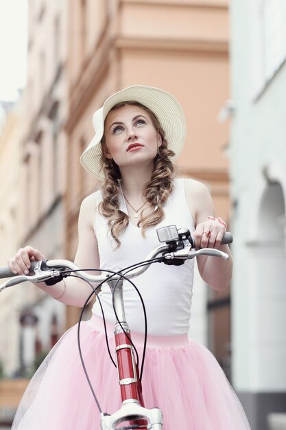 Femme à vélo