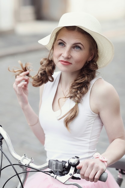 Photo gratuite femme à vélo