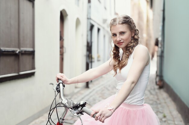 Femme à vélo