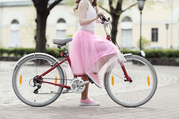 Femme à vélo