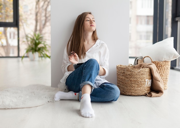 Photo gratuite femme à venir avec de nouvelles idées pour un blog à l'intérieur