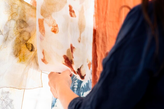 Femme vérifiant les chiffons pigmentés naturels