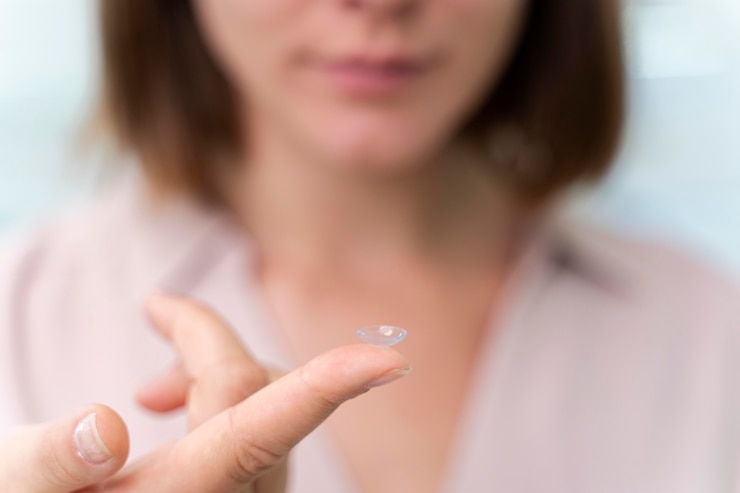 Photo gratuit femme vérifiant de nouvelles lentilles