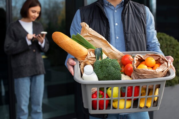 Femme vérifiant sa livraison de produits d'épicerie