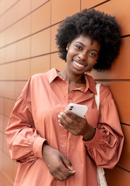 Femme vérifiant son smartphone pour les notifications