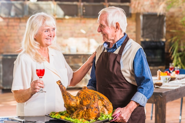 Femme, à, verre, près, homme, à, jambon cuit