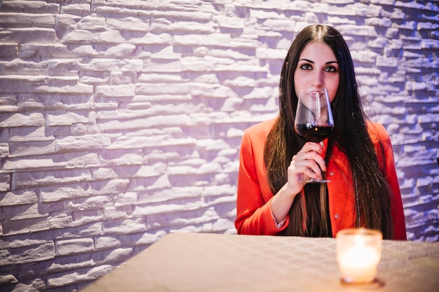 Photo gratuite femme avec un verre de vin