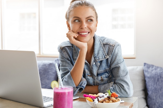 Femme en veste en jean élégante dans un café