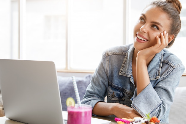 Femme en veste en jean élégante dans un café