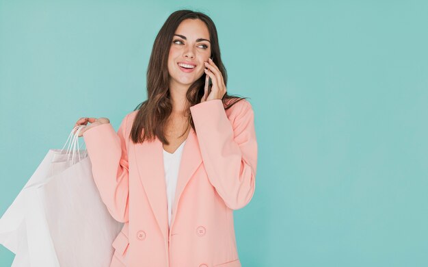 Femme en veste rose regardant à gauche