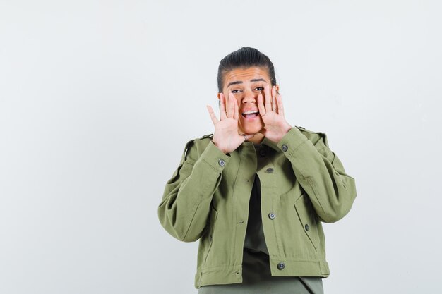 femme en veste, t-shirt révélant un secret ou annonçant quelque chose