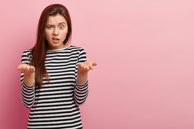 Femme en vêtements décontractés posant