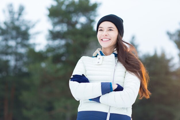 Femme en vêtements d'hiver