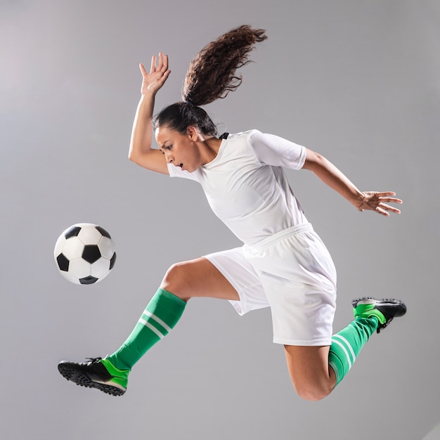 Femme, vêtements de sport, jouer football