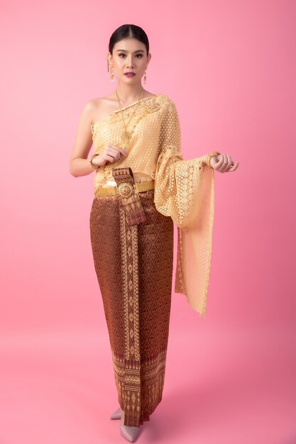 Une femme vêtue d&#39;une ancienne robe thaïlandaise