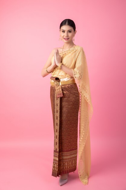 Une femme vêtue d&#39;une ancienne robe thaïlandaise