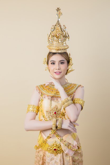 Femme vêtue d'une robe thaïe typique