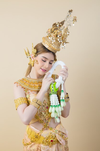 Femme vêtue d'une robe thaïe typique