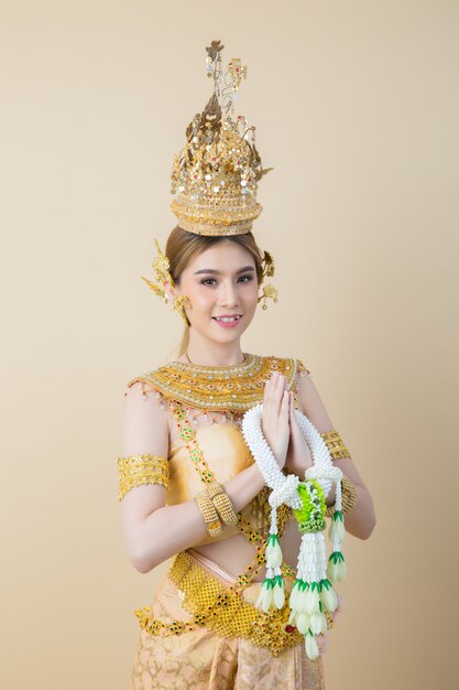 Femme vêtue d'une robe thaïe typique