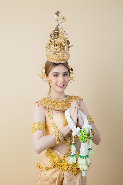 Femme vêtue d'une robe thaïe typique