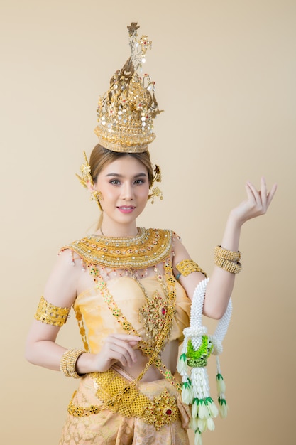 Femme vêtue d'une robe thaïe typique