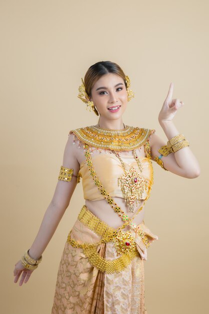 Femme vêtue d'une robe thaïe typique