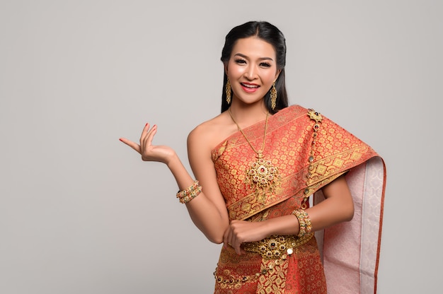 Femme Vêtue D'une Robe Thaïlandaise Faite D'un Symbole De La Main