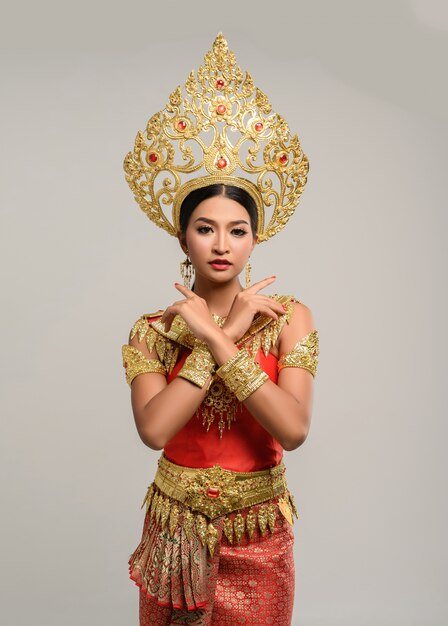 Femme Vêtue D'une Robe Thaïlandaise Faite D'un Symbole De La Main