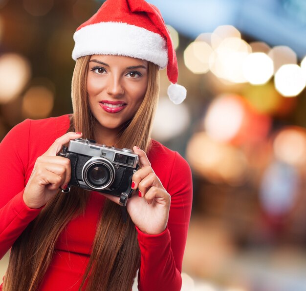 Femme avec un vieil appareil photo dans la rue