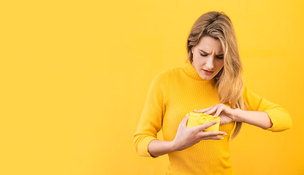 Femme, à, vieux, appareil photo jaune