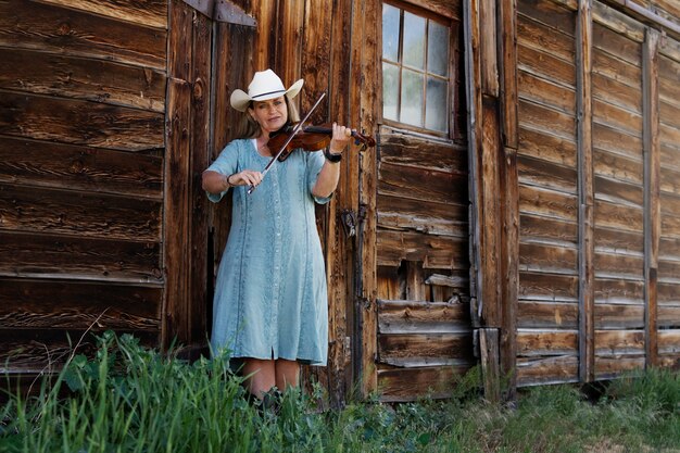 Femme avec violine se prépare pour un concert de musique country