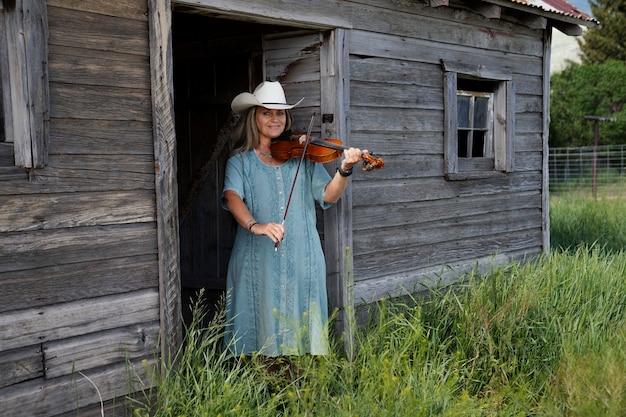 Femme avec violine se prépare pour un concert de musique country
