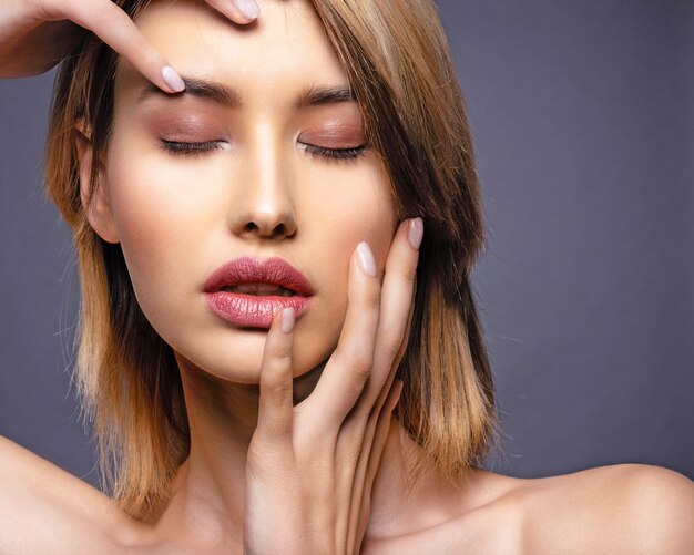 Femme avec un visage de beauté et une peau propre.