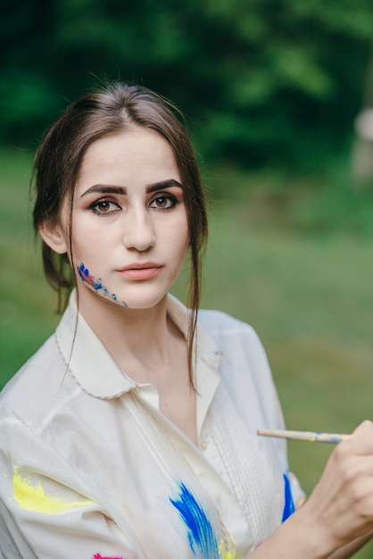 Femme avec le visage plein de peinture