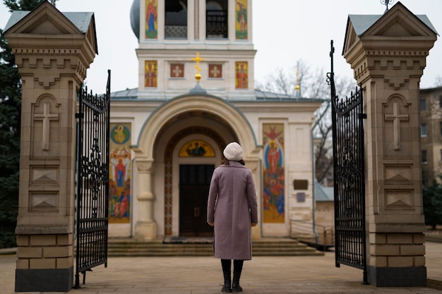 Photo gratuite femme visitant l'église pour le pèlerinage religieux