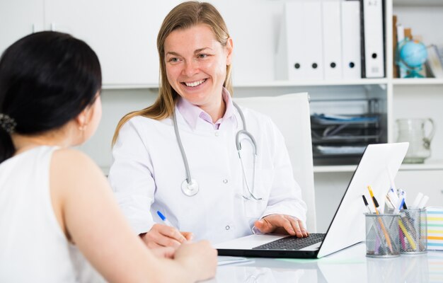 Femme visitant une femme médecin