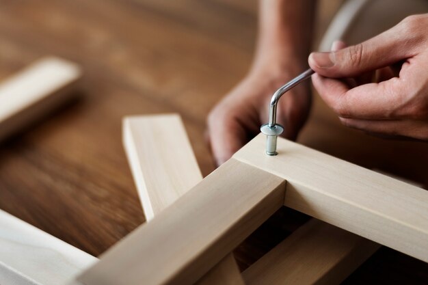 Femme vissant le clou de la chaise pour les meubles prêts à assembler